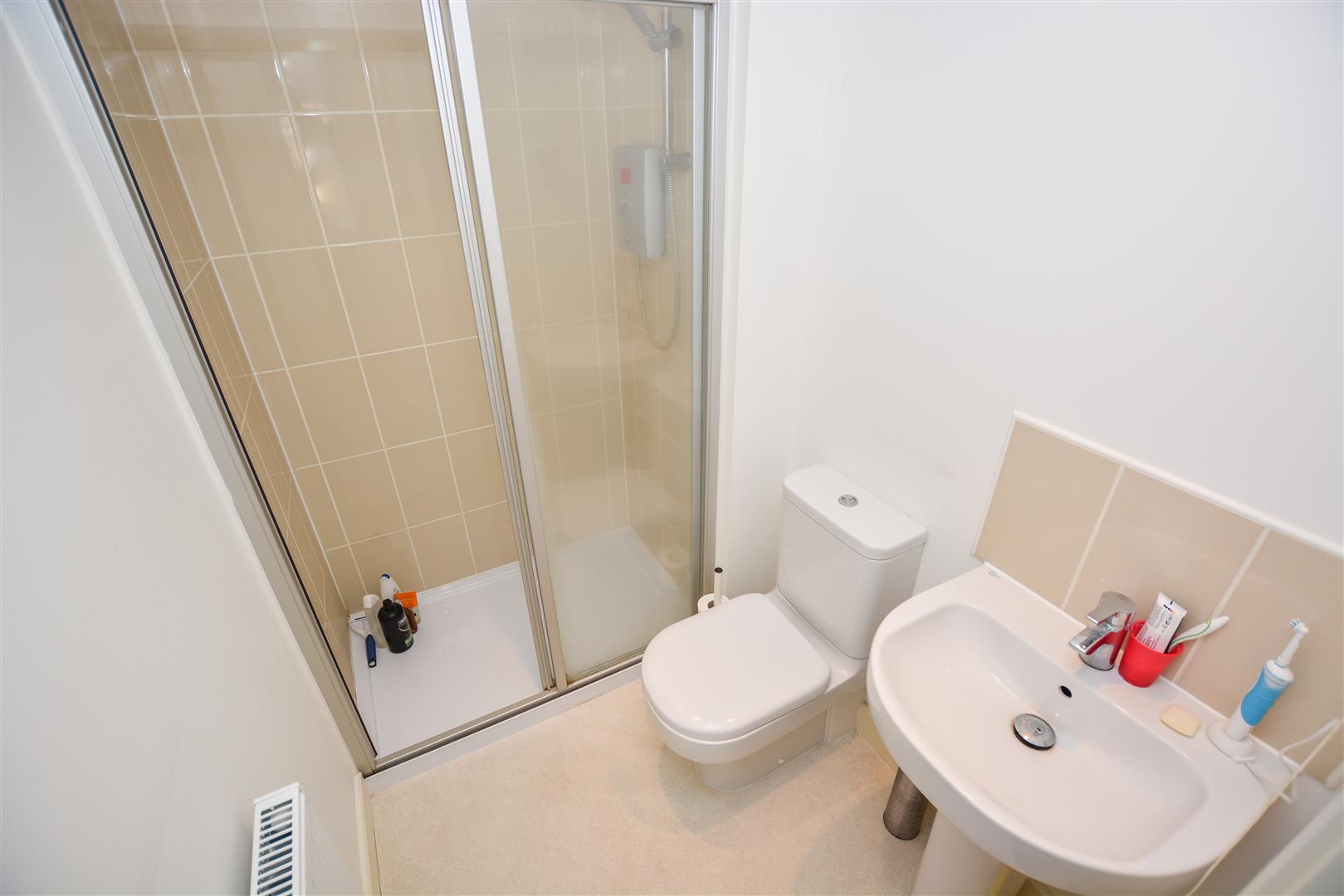 EN-SUITE SHOWER ROOM